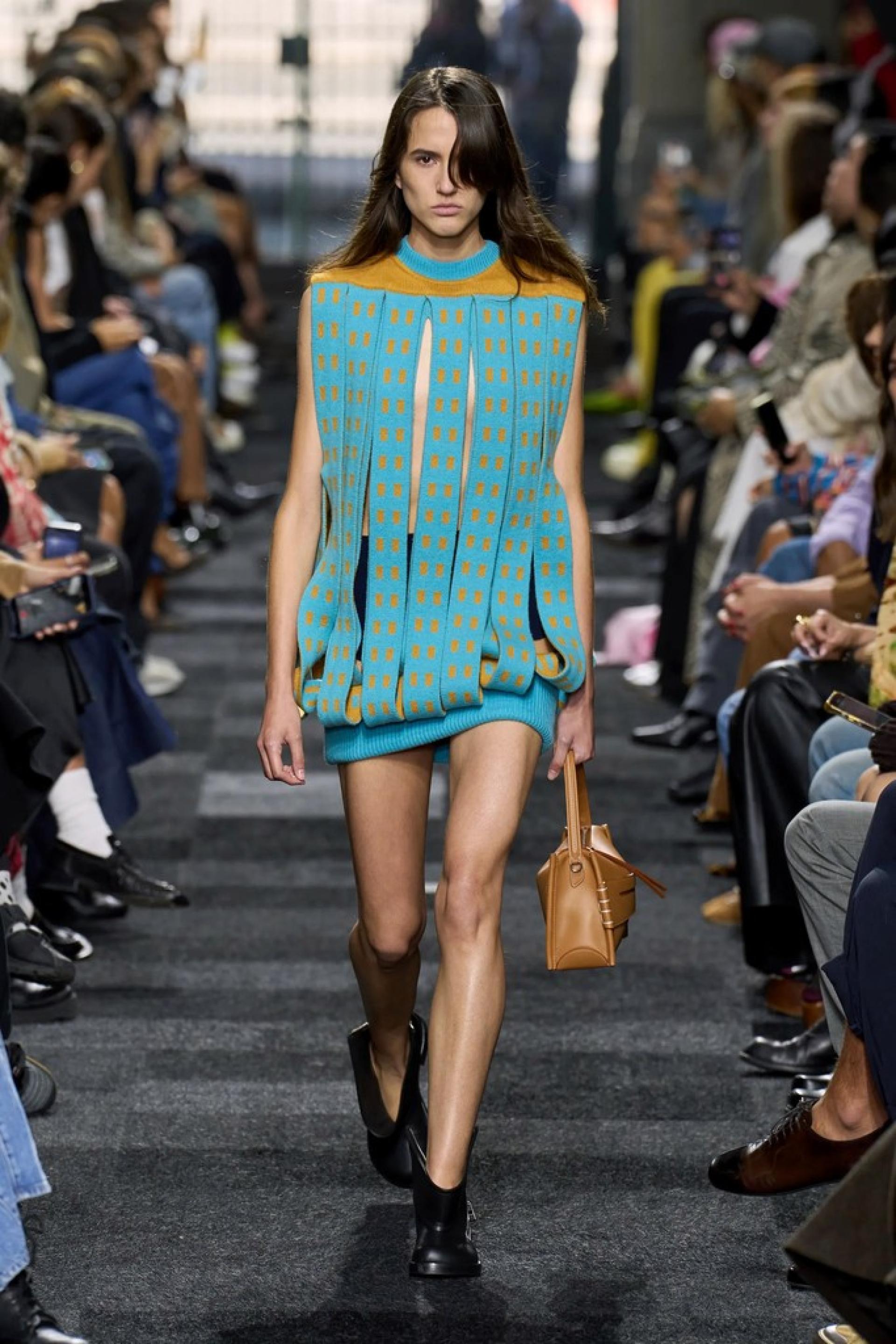 00019-jw-anderson-spring-2025-ready-to-wear-credit-gorunway